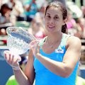 Marion Bartoli berpose bersama trofi runner-up miliknya