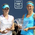 Maria Kirilenko dari Rusia dan Victoria Azarenka dari Belarus berpose usai memenangkan ganda putri