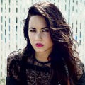Demi Lovato dengan mantel wol Louis Vuitton dan gaun Bottega Veneta di majalah Elle