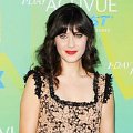 Zooey Deschanel di Red Carpet Teen Choice Awards 2011