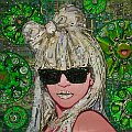 Lady GaGa, merchandise Hello Kitty dari pemotretan, chip poker, kaca mata, boneka Kermit the Frog