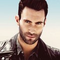 Adam Levine dengan kemeja flanel vintage Eddie Bauer dan jaket kulit Dsquared di majalah Out