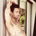 Adam Levine dengan jeans A.P.C. Black dan ikat pinggang karya Ann Demeulemeester di majalah Out