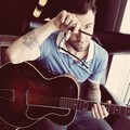 Adam Levine dengan polo shirt Band of Outsiders dan jeans Levi's di majalah Out
