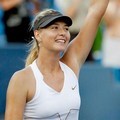 Maria Sharapova melambaikan tangan kepada penonton usah mengalahkan Jelena Jankovic