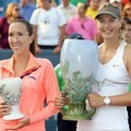 Maria Sharapova dan Jelena Jankovic berpose bersama trofi masing-masing
