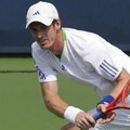 Andy Murray mengembalikan bola dari Novak Djakovic