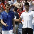 Andy Murray dan Novak Djakovic berjalan bersama usai melakoni pertandingan final