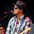 Bruno Mars menyanyi di acara musik V Festival 2011