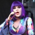 Jessie J menyanyi di acara musik V Festival 2011