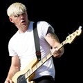 Aksi gitaris Lostprophets di acara musik V Festival 2011