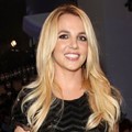 Britney Spears dengan gaun Moschino di Black Carpet MTV VMas 2011