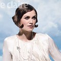 Keira Knightley dengan aksesoris Chanel dan gaun putih di Majalah Marie Claire