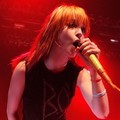 Vokalis Paramore, Hayley Williams, di perayaan Fueled By Ramen ke-15