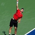Andy Murray melakukan servis