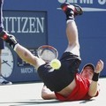 Andy Murray sampai terjatuh saat berusaha mengembalikan bola dari John Isner