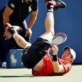 Andy Murray terjatuh saat berusaha mengembalikan bola dari John Isner