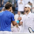 Rafael Nadal bersalaman dengan Andy Roddick usai pertandingan perempat final yang dimenangkan Nadal