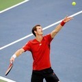Andy Murray akan melakukan servis