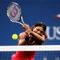 Serena Williams berusaha mengembalikan bola dari Samantha Stosur di partai final tunggal putri