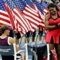 Serena Williams tersenyum di sela-sela partai final tunggal putri