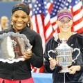 Samantha Stosur dan Serena Williams berpose dengan trofi AS terbuka