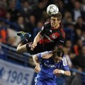 Fernando Torres (bawah) diterjang Stefan Reinartz saat duel udara