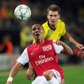 Bek Dortmund, Lukasz Piszczek, membayang-bayangi Kieran Gibbs (depan)