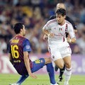 Striker AC Milan, Alexandre Pato, (kanan) berhasil melewati hadangan Sergio Busquets