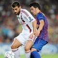 David Villa (kanan) berusaha merebut bola dari pemain AC Milan, Antonio Nocerino