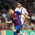 Lionel Messi (depan) menggiring bola dan dibayang-bayangi Alberto Aquilani