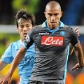 Gelandang Napoli, Gokhan Inler (depan), menggiring bola dibayangi David Silva