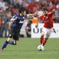 Pemain Benfica, Maxi Pereira (kanan), berebut bola dengan Park Ji-Sung dari Manchester United