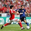 Ryan Giggs dari Manchester United berusaha menghindari hadangan pemain Benfica