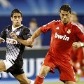 Winger Madrid, Cristiano Ronaldo (kanan) menggiring bola dibayangi pemain Dinamo Zagreb, Luis Ibanez