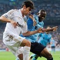 Pemain Real Madrid, Kaka (kiri), berebut bola mencoba mengecoh Eyong Enoh (Ajax Amsterdam)