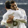 Cristiano Ronaldo memeluk Kaka usai mencetak gol ke gawang Ajax Amsterdam