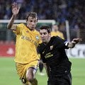 Pemain BATE, Renan Bressan (kiri), mencoba merebut bola dari Lionel Messi
