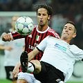 Bek AC Milan, Luca Antonini (kiri), berebut bola dengan gelandang Plzen, Milan Petrzela