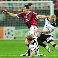 Stiker AC Milan, Zlatan Ibrahimovic (tengah), dihadang pemain Plzen