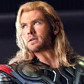 Chris Hemsworth berperan sebagai Thor