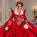 Sang Ratu (Julia Roberts) memakai baju kebesaran berwarna merah