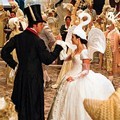 Putri Salju (Lilly Collins) berdansa bersama Pangeran Andrew (Armie Hammer)