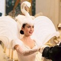 Putri Salju (Lily Collins) menerima ajakan dansa sang Pangeran dengan gembira (Armie Hammer)