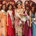 Puteri Indonesia 2011 Maria Selena bersama sejumlah finalis PPI 2011