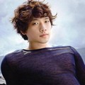 Rain dengan gaya rambut pirang dan berombak