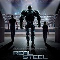 Dalam mengikuti tinju robot, Charlie dibantu putranya yang masih kecil, Max (Dakota Goyo)