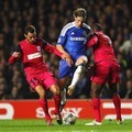 Fernando Torres berusaha melepaskan diri dari hadangan dua pemain Genk