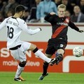 Pemain Valencia, Victor Ruiz (kiri) dan Andre Schuerrle dari Leverkusen berebut bola