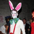 Matthew Morrison sebagai kelinci di kisah "Alice di Negeri Dongeng"